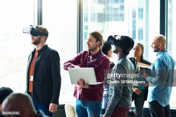 people using technology in office - réalité virtuelle photos et images de collection