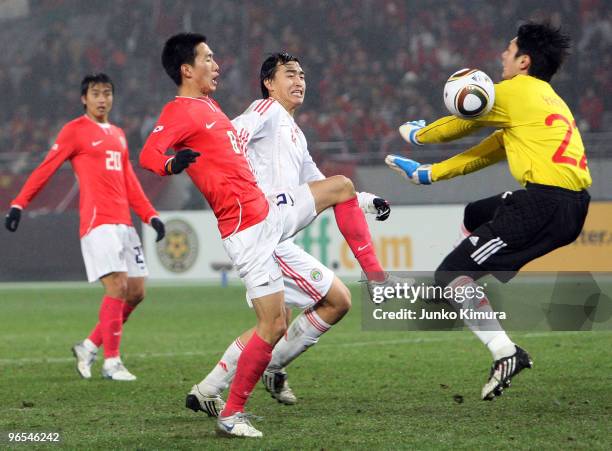 Zhi Yang of China and Jung Woo Kim of South Korea compete for the ball during the East Asian Football Championship 2010 match between China and South...