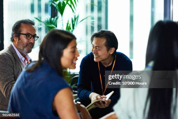 people having meeting in office - etnias asiáticas e indias - fotografias e filmes do acervo