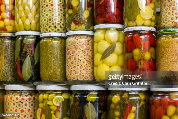 preserved lemons, olives and pickles for sale, marrakesh - speisekammer stock-fotos und bilder