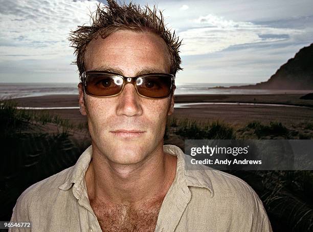portrait of a young man wearing sunglasses - andy andrews stock-fotos und bilder