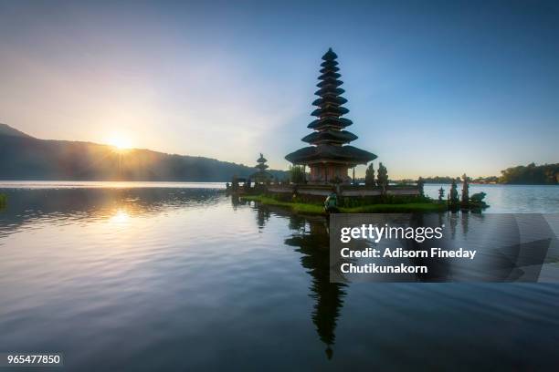 sunrise at pura ulun danu bratan temple - lake bratan area fotografías e imágenes de stock