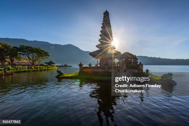 sunrise at pura ulun danu bratan temple - lake bratan area fotografías e imágenes de stock