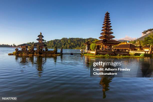 sunrise at pura ulun danu bratan temple - lake bratan area fotografías e imágenes de stock