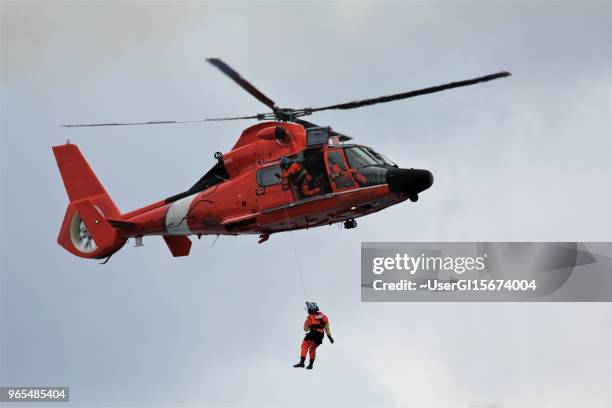 coast guard emergency medical rescue from a cruise ship - helicopter photos imagens e fotografias de stock