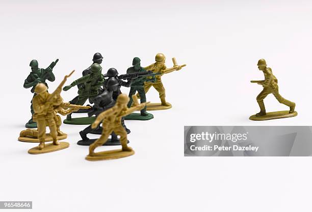 toy soldiers fighting - army soldier toy - fotografias e filmes do acervo