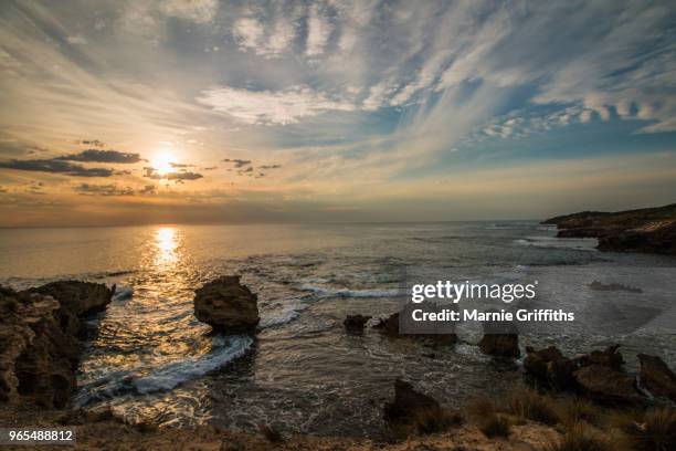 australian coastline at sunset with beautiful cloud formations - sun sun sea sand cloud night fotografías e imágenes de stock