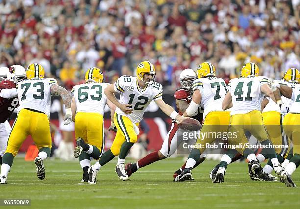 Aaron Rodgers of the Green Bay Packers looks to hand off the ball to Spencer Havner against the Arizona Cardinals in the NFC wild-card playoff game...