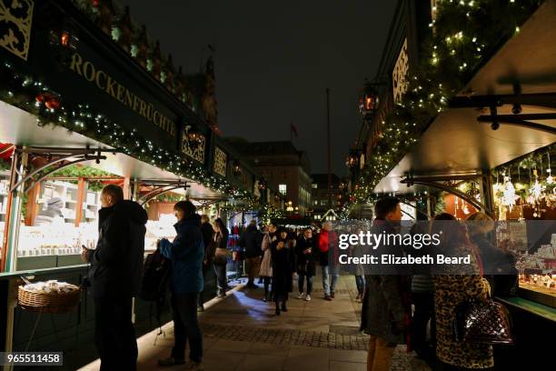 christmas market shopping in hamburg - rathaus hamburg stock-fotos und bilder