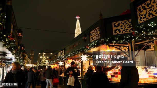 christmas market shopping in hamburg at night - rathaus hamburg stock-fotos und bilder