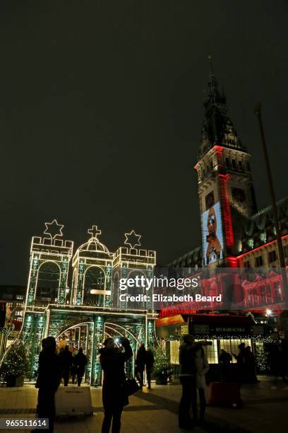 hamburg christmas market gate with illuminated aids ribbon - hamburger rathaus stock-fotos und bilder