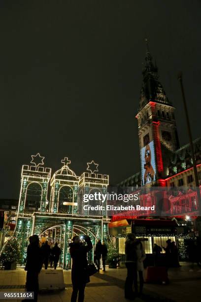 hamburg christmas market gate with illuminated aids ribbon - rathaus hamburg stock-fotos und bilder