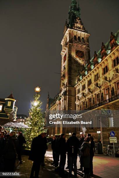 hamburg rathaus at christmas at night - rathaus hamburg stock-fotos und bilder