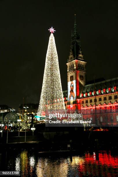 hamburg rathaus at christmas with aids ribbon - rathaus hamburg stock-fotos und bilder