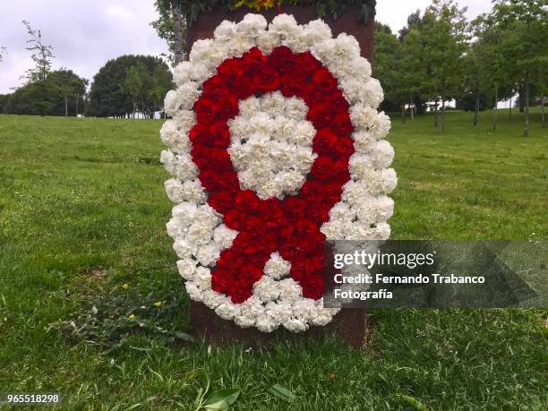 aids awareness ribbon - world aids day stock pictures, royalty-free photos & images