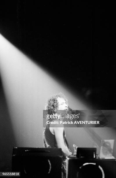 Le guitariste Carlos Santana en concert le 18 avril 1983 à Paris, France.
