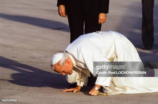 Le pape Jean-Paul II baise le sol lors de son arrivée le 31 octobre 1982 à Madrid, Espagne.