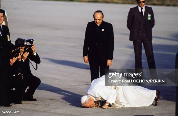 Le pape Jean-Paul II baise le sol lors de son arrivée le 31 octobre 1982 à Madrid, Espagne.