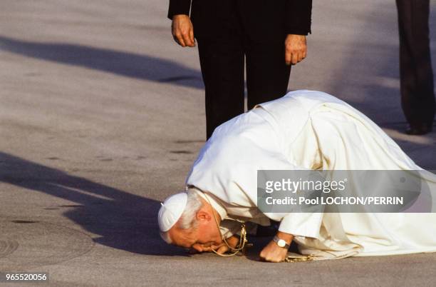 Le pape Jean-Paul II baise le sol lors de son arrivée le 31 octobre 1982 à Madrid, Espagne.
