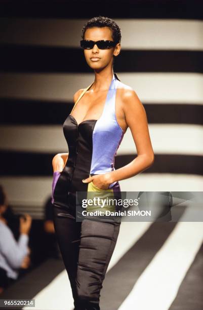 Anna Getaneh au défilé Popy Moreni, Prêt-à-Porter, Collection Printemps-été 1996, Paris le 14 octobre 1995, France.