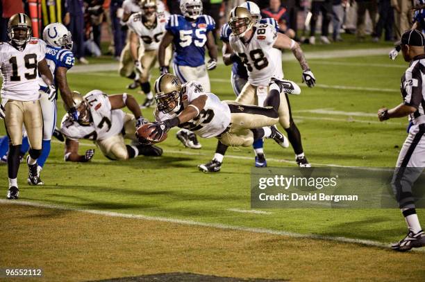 Super Bowl XLIV: New Orleans Saints Pierre Thomas in action, diving for touchdown vs Indianapolis Colts. Miami, FL 2/7/2010 CREDIT: David Bergman