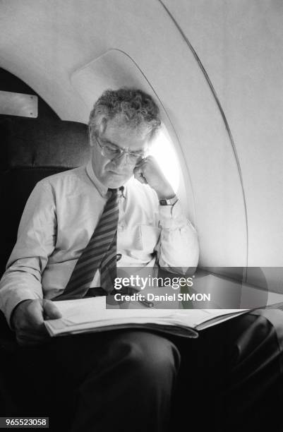 Lionel Jospin se rend en province en avion pour une campagne électorale le 24 avril 1984, France.