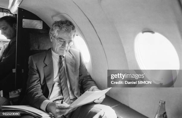 Lionel Jospin se rend en province en avion pour une campagne électorale le 24 avril 1984, France.