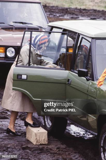 La reine Elizabeth montant dans une jeep à l'aide d'un marche-pied, à Hanovre, Allemagne de l'Ouest le 28 mai 1984.