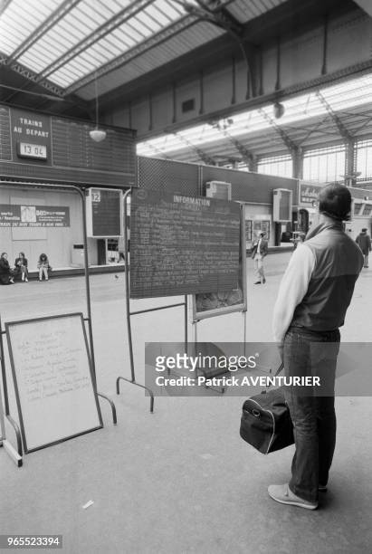 Voyageur attendant un train à la gare d'Austerlitz durant la grève le 24 mai 1984 à Paris, France.