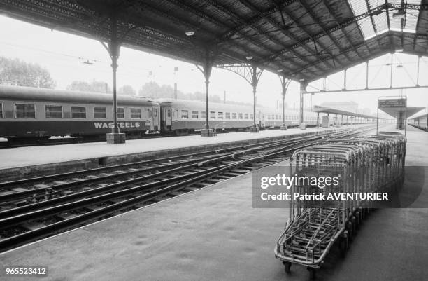 Caddies sur le quai de la gare d'Austerlitz pendant la grève le 24 mai 1984 à Paris, France.