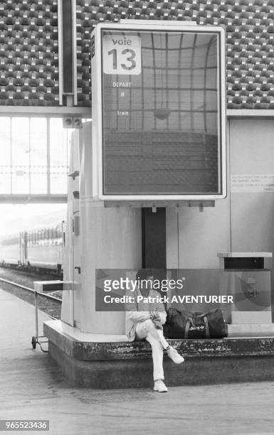 Voyageur attendant un train à la gare d'Austerlitz durant la grève le 24 mai 1984 à Paris, France.