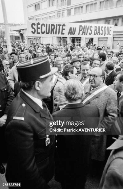 Manifestation contre le terrorisme dans les rues de Bayonne le 27 février 1984, France.