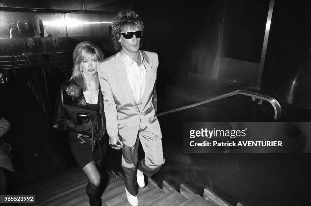 Le rocker britannique Rod Stewart et Kelly Emberg main dans la main le 30 mai 1984 à Paris, France.