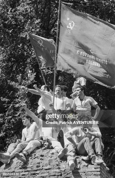 Drapeau communiste brandi lors des obsèques d'Enrico Berlinguer, secrétaire général du Parti communiste italien, le 13 juin 1984 à Rome, Italie.