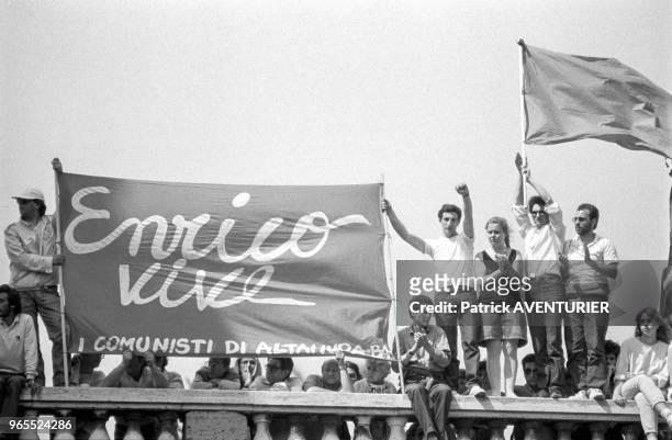Drapeau et banderole lors des obsèques d'Enrico Berlinguer, secrétaire général du Parti communiste italien, le 13 juin 1984 à Rome, Italie.