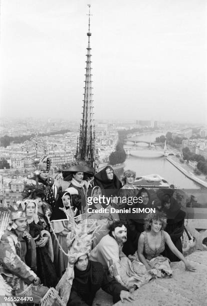 La chanteuse Nicoletta et les comédiens du spectacle 'Quasimodo' photographiés sur les tours de Notre-Dame de Paris le 21 septembre 1987, France.