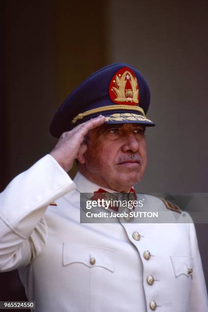 Le chef de l'Etat Augusto Pinochet lors du passage des troupes en revue au siège de l'Armée chilienne le 19 janvier 1984 à Santiago, Chili.