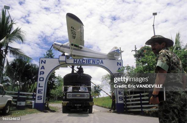 Les militaires colombiens occupent l'Hacienda Napoles', somptueux domaine appartenant au chef du cartel de Medellin Pablo Escobar;sur le porche le...