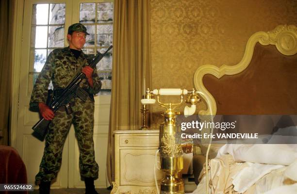 Des militaires colombiens occupent le château 'Le Marroquin', la somptueuse résidence saisie au trafiquant de drogue Camillo Zapata Vasquez, un des...