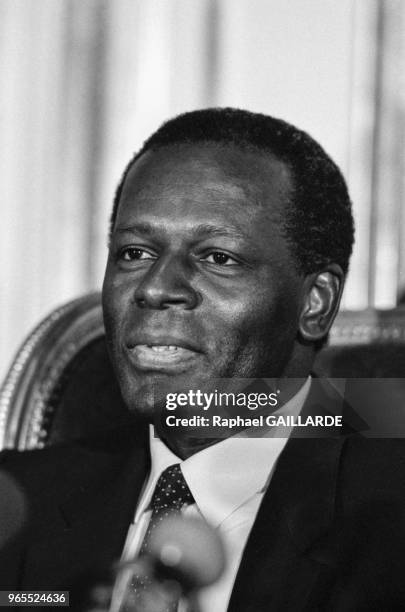 Le président angolais José Eduardo dos Santos lors d'une conférence de presse à Paris le 23 septembre 1987, France.