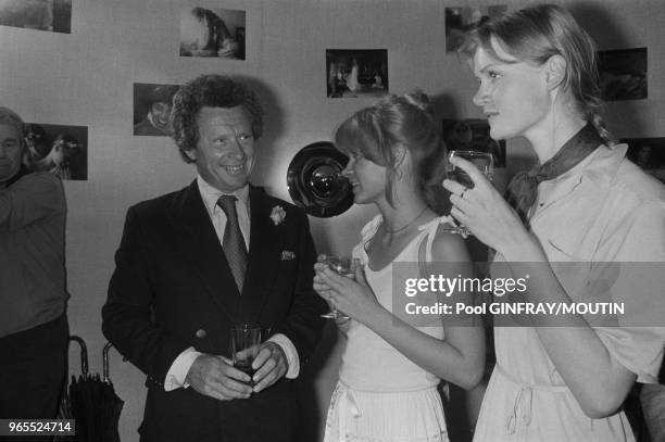 Le photographe David Hamilton entouré des actrices de son film 'Bilitis', Patti D'Arbanville et Mona Kristensen, le 21 mai 1977 à Cannes, France.