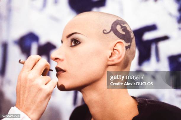 Séance de maquillage pour Eve Salvail au défilé Matsuda, Mode Automne-Hiver 96 à New York le 30 mars 1996, Etats-Unis.