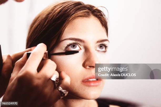 Séance de maquillage pour un mannequin au défilé Matsuda, Mode Automne-Hiver 96 à New York le 30 mars 1996, Etats-Unis.