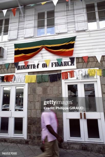 Célébration de l'indépendance des îles Saint Kitts and Nevis dans les Caraïbes;ici les couleurs du drapeau sur le ministère des Finances le 18...