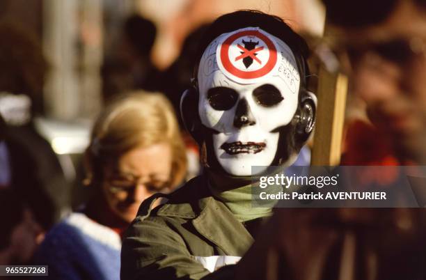 Tête de mort dans une manifestation pacifiste le 24 octobre 1983 à Paris, France.