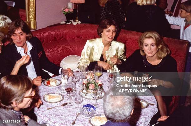 Catherine Deneuve avec des amis dans un restaurant pour son 40e anniversaire le 28 octobre 1983 à Paris, France; avec elle, il est directeur de la...