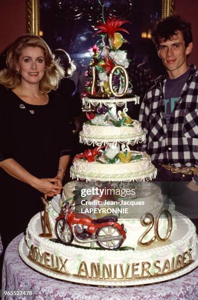 Catherine Deneuve avec son fils Christian autour du gâteau d'anniversaire lors des 40 ans de l'actrice le 28 octobre 1983 à Paris, France.