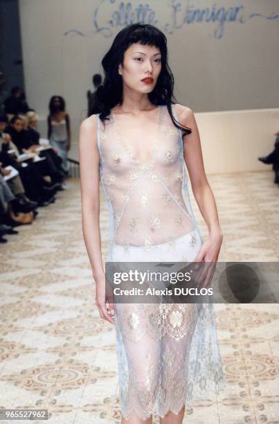 Robe transparente dans le défilé Collette Dinnigan le 14 octobre 1997 à Paris, France.