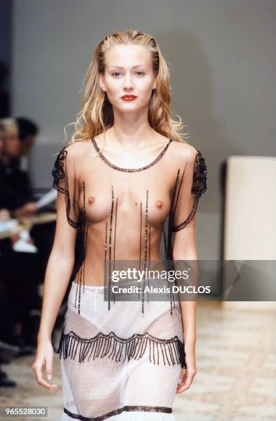 Robe transparente dans le défilé Collette Dinnigan le 14 octobre 1997 à Paris, France.