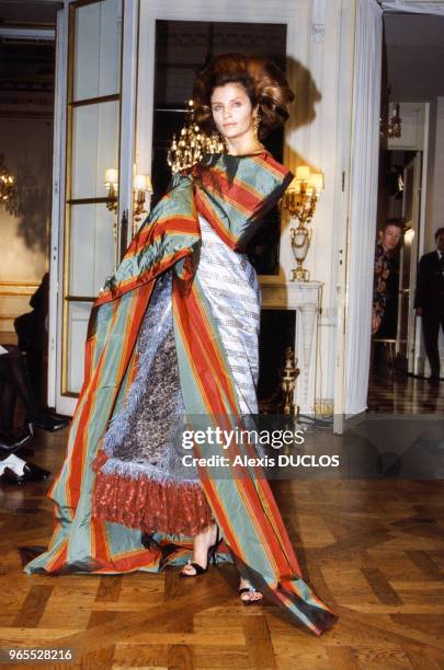 Le top model Helena Christensen lors du défilé Vivienne Westwood le 14 octobre 1997 à Paris, France.